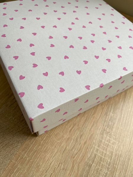 Коробка середня Серця К5Рожеви сердечки на білому фото